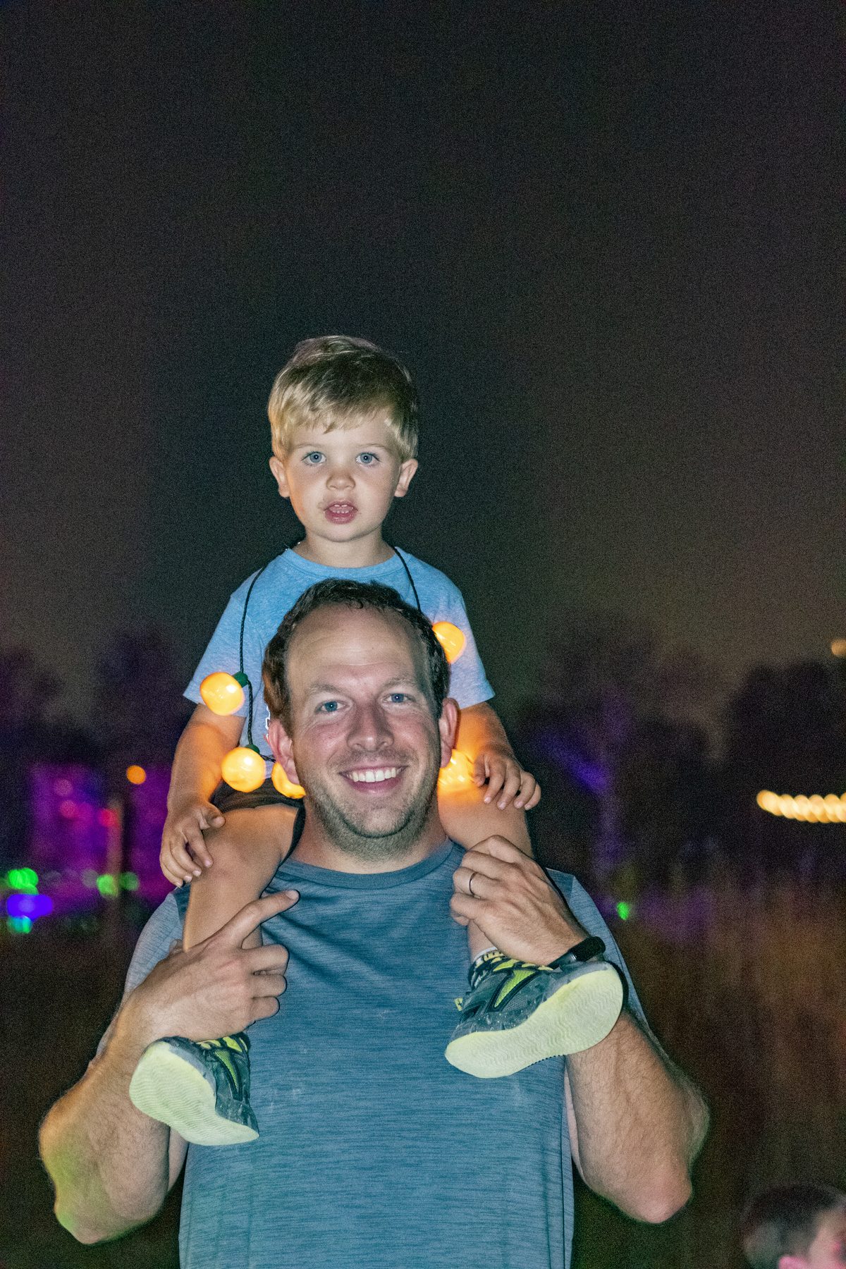 A toddler on dad's shoulders at the event